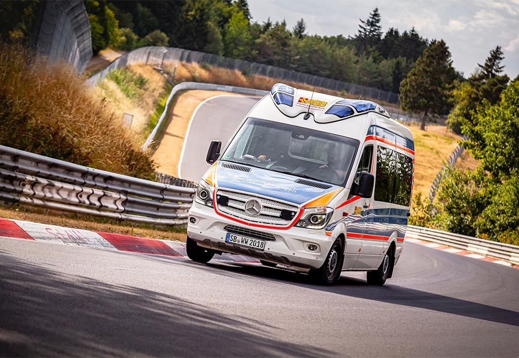 Racing auf der Nordschleife – dank Oliver Fuchs durfte der Wünschewagen über den Nürburgring fahren – eine rasante Premiere!