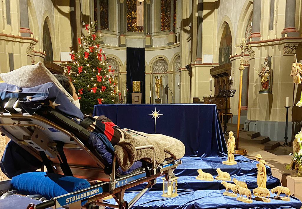 Aus der Dunkelheit ins Licht – Wünschewagen ermöglichte Hospizbewohnerin Besuch der Christmette  