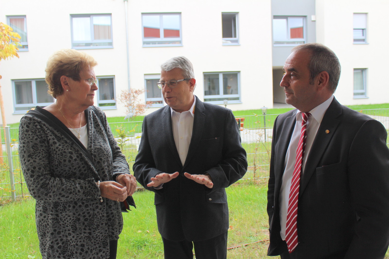 Ministerin Bachmann besucht Seniorendorf „Im Burggarten“