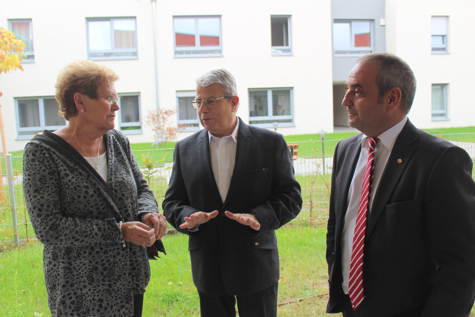 Ministerin Bachmann besucht Seniorendorf „Im Burggarten“
